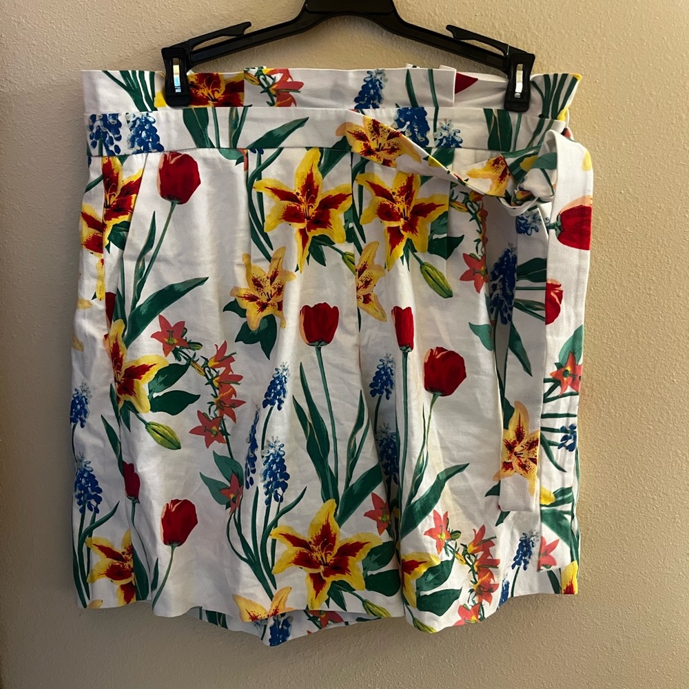 7th avenue New York & co. Floral printed shirts. With belt ties to side. Size 8